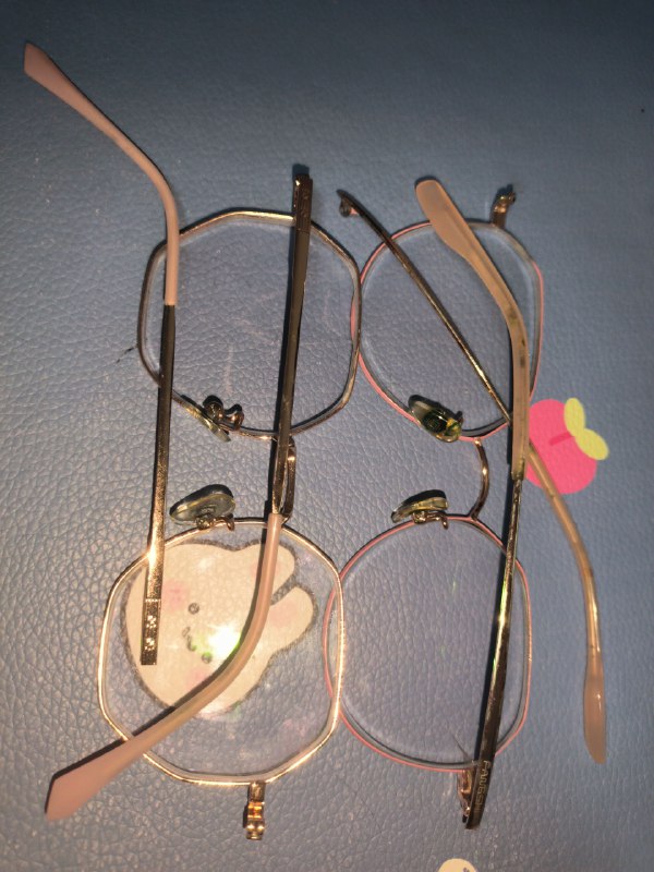 #碎碎念 一直摇摇欲坠的另一只眼镜架今天也壮烈掉下来了（哀）尸 体 合 影，喜欢的女孩忘记戴眼镜了同款压碎眼镜（？）