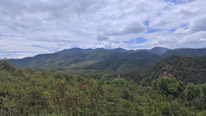 #碎碎念 #旅游 请了假在去泸沽湖的大巴上（4h，全是山路）🤔