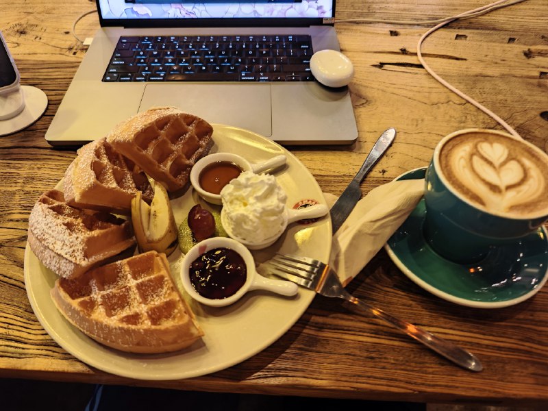 #碎碎念 #美食 #AI今天修了个疑难杂症，感觉乳腺都通畅了（奇妙形容x）总之就是那种打通任督二脉的爽感，经常修 bug 的朋友应该都懂，还有内种 AI 修半天修不好（PS：AI 修的时候我在修别的 UI todo），气急败坏自己去看，然后一小时就修好了的爽感（？）这种只有真机才能复现而且偶发的问题，应该说果然修不好（）ai 还是在那种好复现比较确定的场景好使话又说回来我感觉 spec 只适合一些比较大的新需求的开发和重构，生成完 prd 再改，普通的修修改改什么的还是一句话直白话又又说回来，今天这家咖啡馆的 buff 加成挺高的，幽静美丽，上午的我轻松悠闲，下午的我着急忙慌修 bug 🌚#碎碎念 #美食 #AI今天修了个疑难杂症，感觉乳腺都通畅了（奇妙形容x）总之就是那种打通任督二脉的爽感，经常修 bug 的朋友应该都懂，还有内种 AI 修半天修不好（PS：AI 修的时候我在修别的 UI todo），气急败坏自己去看，然后一小时就修好了的爽感（？）这种只有真机才能复现而且偶发的问题，应该说果然修不好（）ai 还是在那种好复现比较确定的场景好使话又说回来我感觉 spec 只适合一些比较大的新需求的开发和重构，生成完 prd 再改，普通的修修改改什么的还是一句话直白话又又说回来，今天这家咖啡馆的 buff 加成挺高的，幽静美丽，上午的我轻松悠闲，下午的我着急忙慌修 bug 🌚