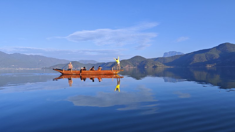 #碎碎念 #旅游 泸沽湖坐猪槽船ing 来得早水性杨花还没开，但是看到了日出~这个人好好笑www徕卡生动好艳啊突然感觉#碎碎念 #旅游 泸沽湖坐猪槽船ing 来得早水性杨花还没开，但是看到了日出~这个人好好笑www徕卡生动好艳啊突然感觉