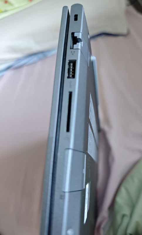 #碎碎念新笔记本购入，满意这个隐藏的接口是真不错，摄像头有物理遮蔽，有小键盘，触控板也不错（大学用了四年的二手垃圾游戏本现在终于有个好点的win笔记本了）现在的我是mac本+win本+台式三持了（bushi）问就是业务需要唯一的遗憾是有人脸没指纹识别不过小问题#碎碎念新笔记本购入，满意这个隐藏的接口是真不错，摄像头有物理遮蔽，有小键盘，触控板也不错（大学用了四年的二手垃圾游戏本现在终于有个好点的win笔记本了）现在的我是mac本+win本+台式三持了（bushi）问就是业务需要唯一的遗憾是有人脸没指纹识别不过小问题