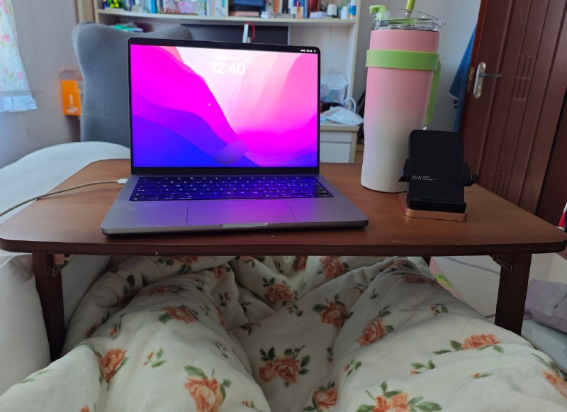 #碎碎念冬天的我，根本不想出被窝，已经在床上窝俩天了😭被窝太暖和惹——就是容易腿麻你别说这不知道哪翻出来的小床上桌巨稳当