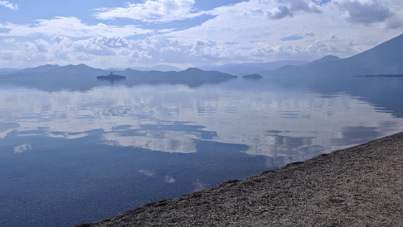 #碎碎念 #旅游 云南情人滩，感觉比四川情人滩好看，水太清了！居然是有种奶白色的感觉#碎碎念 #旅游 云南情人滩，感觉比四川情人滩好看，水太清了！居然是有种奶白色的感觉