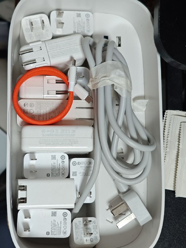 #碎碎念 #搬家 一盒子白色充电头展览 你别说这插座真香，还可以刷机还可以塞充电头