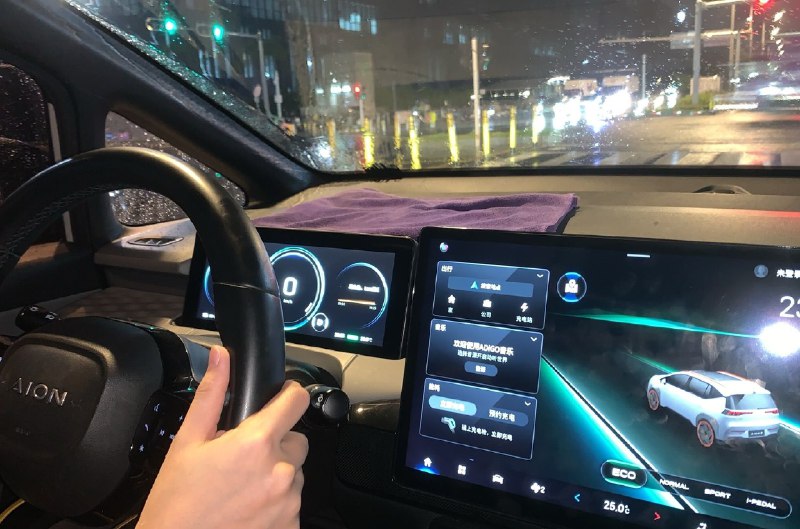 #碎碎念大三的时候拿的驾照，都两年了没摸过车，家里有车不敢开天天打车，家附近路况贼地狱，今天终于大着胆子请了2小时陪驾上路了，好评，主要陪驾教练车有副刹，很安心，刚开始的时候怂的时速都只有十几码😭