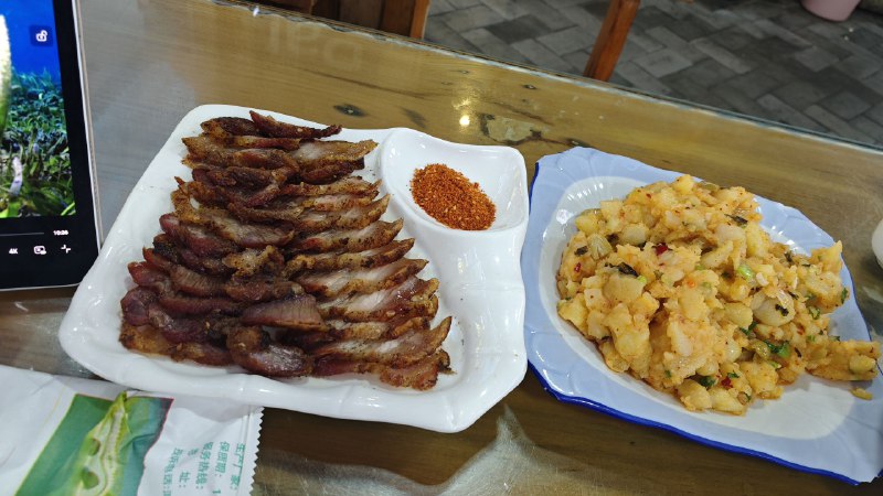 #碎碎念 #旅游 #美食 白族烤肉 & 老奶洋芋！好吃喵！饭点发不要打我#碎碎念 #旅游 #美食 白族烤肉 & 老奶洋芋！好吃喵！饭点发不要打我