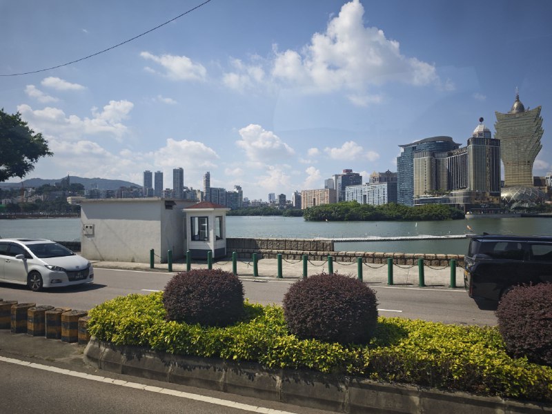 #碎碎念澳门发财车靠背上怎么还有充电口，快下车了才发现进赌场每过一个口人家都得查我港澳通行证👿长得太年轻咯#碎碎念澳门发财车靠背上怎么还有充电口，快下车了才发现进赌场每过一个口人家都得查我港澳通行证👿长得太年轻咯