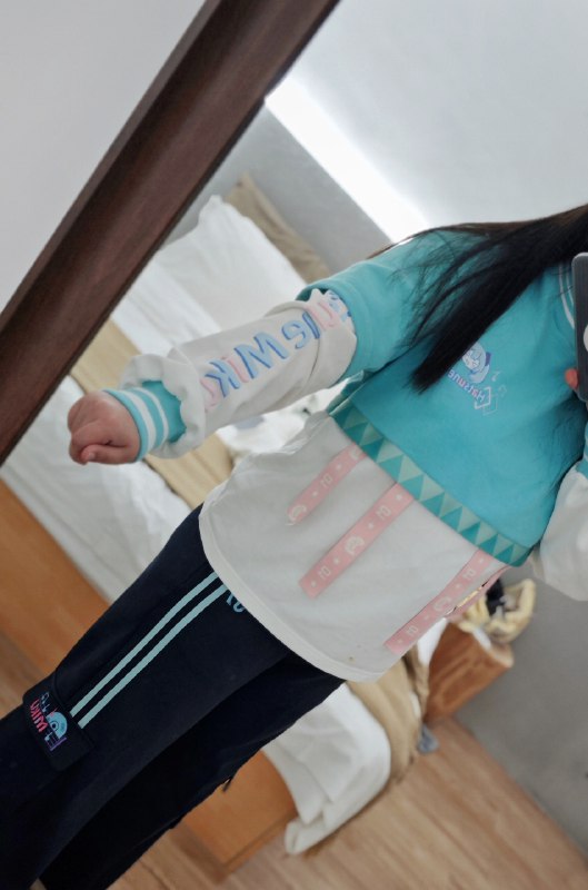 #碎碎念 问：如何超绝不经意的 show 出我的初音未来天羽川联名 T 恤和裤子（x）好吧，买大了#碎碎念 问：如何超绝不经意的 show 出我的初音未来天羽川联名 T 恤和裤子（x）好吧，买大了