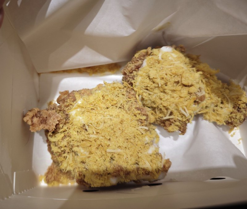 #碎碎念不知道吃什么的推荐 kfc 的圣诞新品 烤耶稣肉炸鸡（dbq真的疯狂幻视） 贼啦好吃！如图他上面的椰蓉甜甜的，配合炸鸡刚咬下去汁水四溢的感觉，嘶，趁热着吃最棒了，减肥暂停我点外卖了先