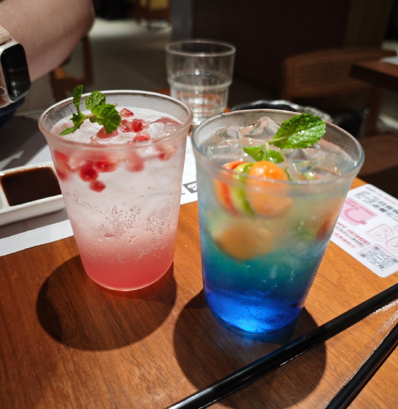 #碎碎念卖相还行，还挺好吃，但是量少，但是蓝的那杯好难喝（）鉴定完毕一眼网红店#碎碎念卖相还行，还挺好吃，但是量少，但是蓝的那杯好难喝（）鉴定完毕一眼网红店