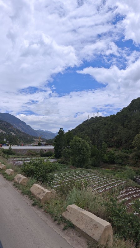 #碎碎念 #旅游 请了假在去泸沽湖的大巴上（4h，全是山路）🤔
