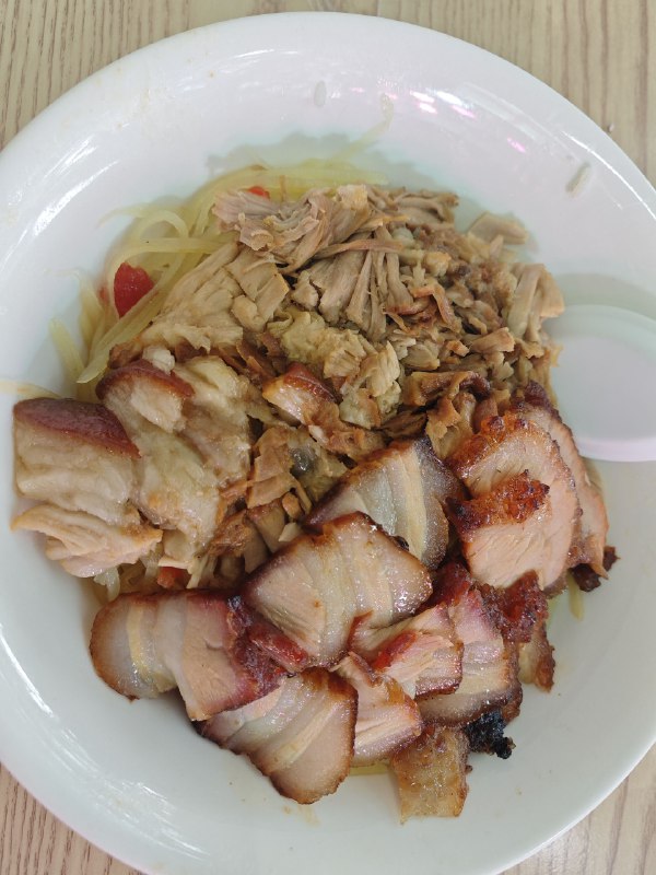 #碎碎念菜鸟驿站旁边有家烧腊饭的店点了个猪脚+叉烧双拼小份的，18块钱（正常猪脚饭是小份15大份20）让我康康能不能成为我的常驻餐厅配菜可以不要青菜酸菜，换成土豆丝好评不小份是真吃不完啊（恼）外卖也是