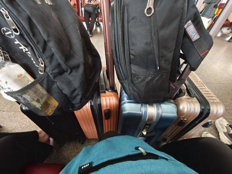 #碎碎念回深圳！纵向动卧真不赖啊（不枉我特意挑的这个动卧）俩人四个行李箱俩大包睡一觉起来就到深圳咯（p6是麦麦的西瓜麦旋风，还挺西瓜的）#碎碎念回深圳！纵向动卧真不赖啊（不枉我特意挑的这个动卧）俩人四个行李箱俩大包睡一觉起来就到深圳咯（p6是麦麦的西瓜麦旋风，还挺西瓜的）