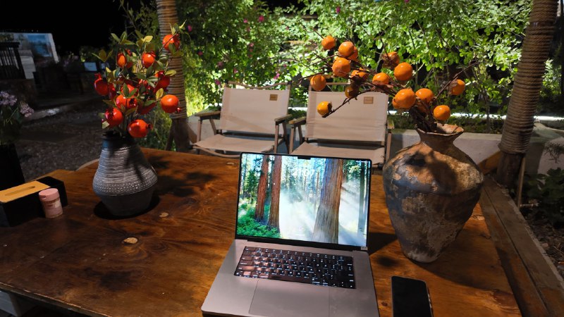 #碎碎念 #旅游 湖边的风是真的舒服啊，下楼听着小曲儿写代码，感觉这辈子有了（没志向）ps：小哥唱歌好听捏#碎碎念 #旅游 湖边的风是真的舒服啊，下楼听着小曲儿写代码，感觉这辈子有了（没志向）ps：小哥唱歌好听捏