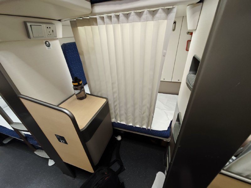 #碎碎念回深圳！纵向动卧真不赖啊（不枉我特意挑的这个动卧）俩人四个行李箱俩大包睡一觉起来就到深圳咯（p6是麦麦的西瓜麦旋风，还挺西瓜的）#碎碎念回深圳！纵向动卧真不赖啊（不枉我特意挑的这个动卧）俩人四个行李箱俩大包睡一觉起来就到深圳咯（p6是麦麦的西瓜麦旋风，还挺西瓜的）