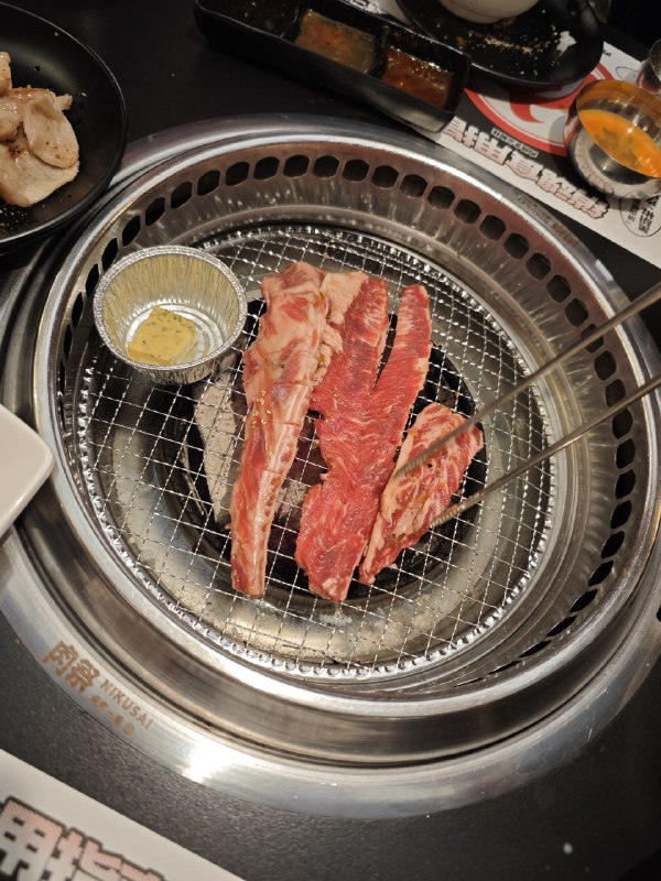 #碎碎念恶毒的我要在今天发昨天的烤肉 —— 肉祭烧肉一番，好吃喵，妹妹想吃所以我们一块去吃了，以及海岸城的雕塑真抽象啊笑死我了