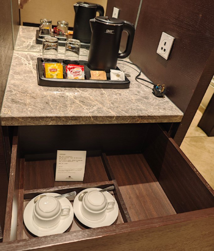 #碎碎念 #旅游商务酒店不得不品的三大操作：柜子里面放冰箱，柜子里面放保险箱，特别拉的风力不行的破吹风机