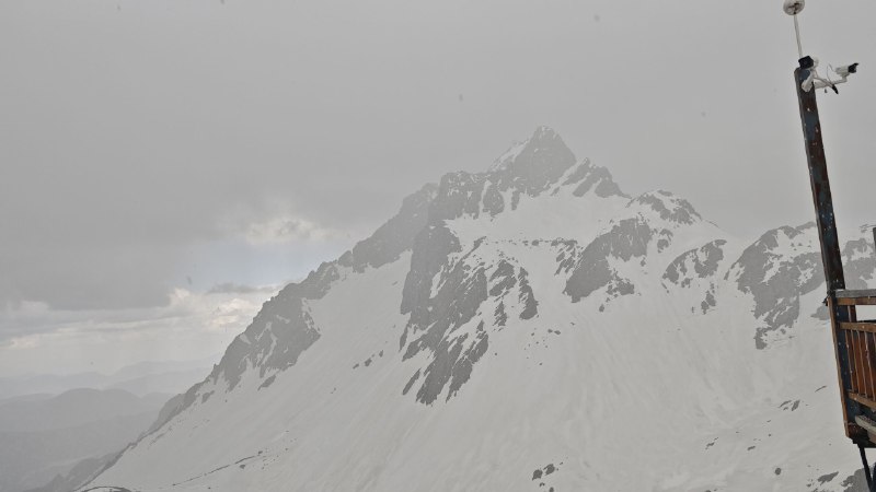 #碎碎念 #旅游 上山阳光晴朗下山下雪了，溜了溜了！拍了一大堆，现在去蓝月谷#碎碎念 #旅游 上山阳光晴朗下山下雪了，溜了溜了！拍了一大堆，现在去蓝月谷