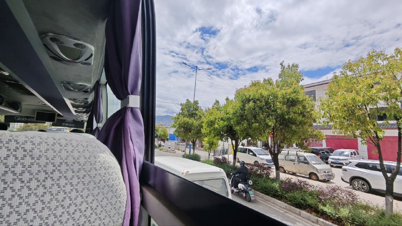 #碎碎念 #旅游 请了假在去泸沽湖的大巴上（4h，全是山路）🤔