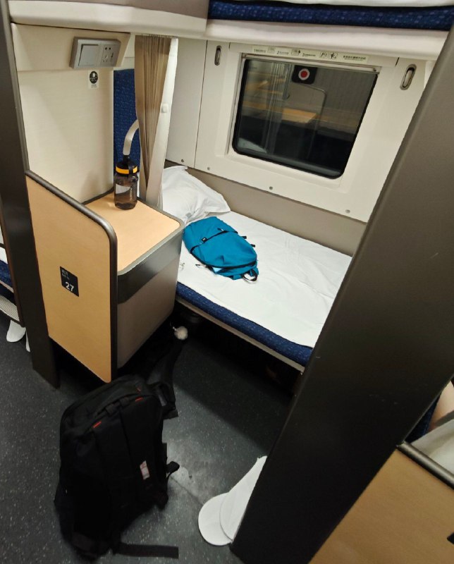 #碎碎念回深圳！纵向动卧真不赖啊（不枉我特意挑的这个动卧）俩人四个行李箱俩大包睡一觉起来就到深圳咯（p6是麦麦的西瓜麦旋风，还挺西瓜的）#碎碎念回深圳！纵向动卧真不赖啊（不枉我特意挑的这个动卧）俩人四个行李箱俩大包睡一觉起来就到深圳咯（p6是麦麦的西瓜麦旋风，还挺西瓜的）