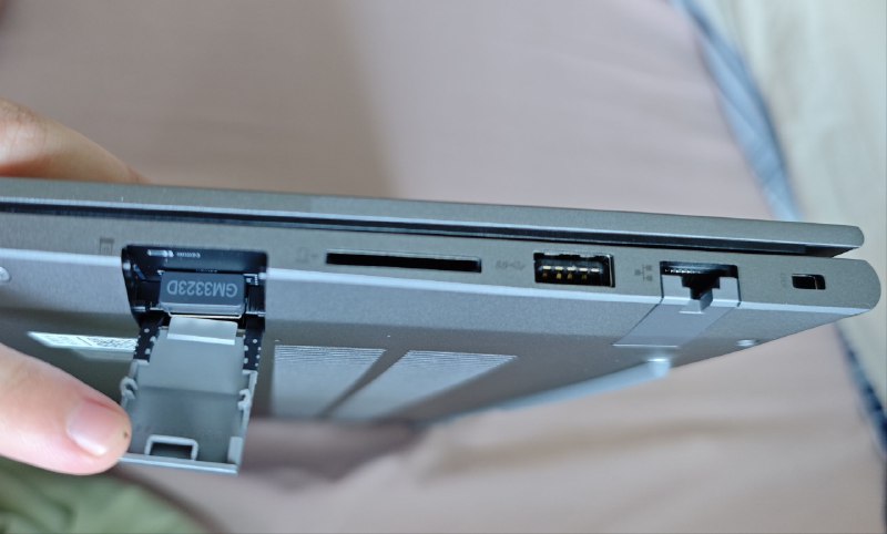 #碎碎念新笔记本购入，满意这个隐藏的接口是真不错，摄像头有物理遮蔽，有小键盘，触控板也不错（大学用了四年的二手垃圾游戏本现在终于有个好点的win笔记本了）现在的我是mac本+win本+台式三持了（bushi）问就是业务需要唯一的遗憾是有人脸没指纹识别不过小问题#碎碎念新笔记本购入，满意这个隐藏的接口是真不错，摄像头有物理遮蔽，有小键盘，触控板也不错（大学用了四年的二手垃圾游戏本现在终于有个好点的win笔记本了）现在的我是mac本+win本+台式三持了（bushi）问就是业务需要唯一的遗憾是有人脸没指纹识别不过小问题