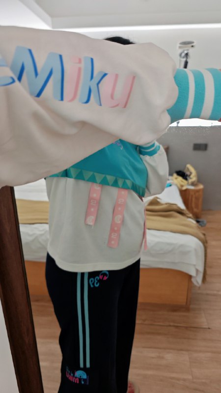 #碎碎念 问：如何超绝不经意的 show 出我的初音未来天羽川联名 T 恤和裤子（x）好吧，买大了#碎碎念 问：如何超绝不经意的 show 出我的初音未来天羽川联名 T 恤和裤子（x）好吧，买大了