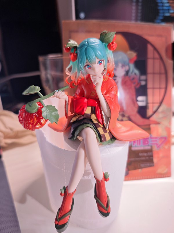 #碎碎念 #新手办《Miku 泡面压太多了怎么办》🤔这次收到的比较惨，袖子上有点溢胶（悲）不过整体还可以，挺可爱的