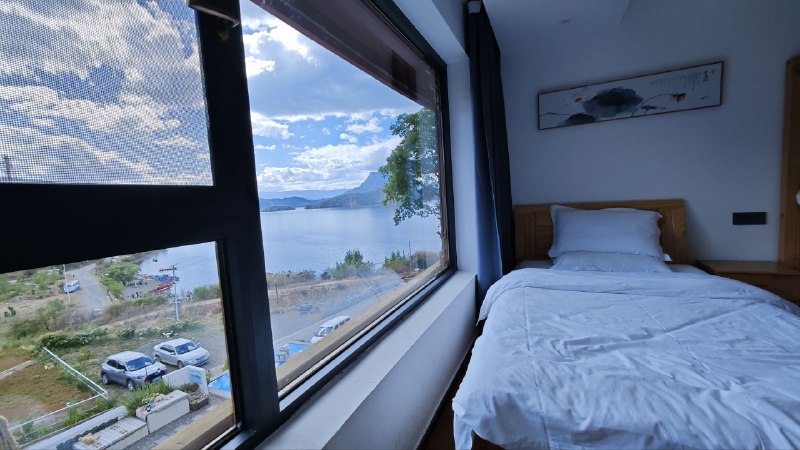 #碎碎念 #旅游 淡季 100 多一晚的民宿，老板给我一个人升了湖景家庭房www以及民宿的小院子，赶上好天气了泸沽湖真的是太美了呜呜呜呜#碎碎念 #旅游 淡季 100 多一晚的民宿，老板给我一个人升了湖景家庭房www以及民宿的小院子，赶上好天气了泸沽湖真的是太美了呜呜呜呜