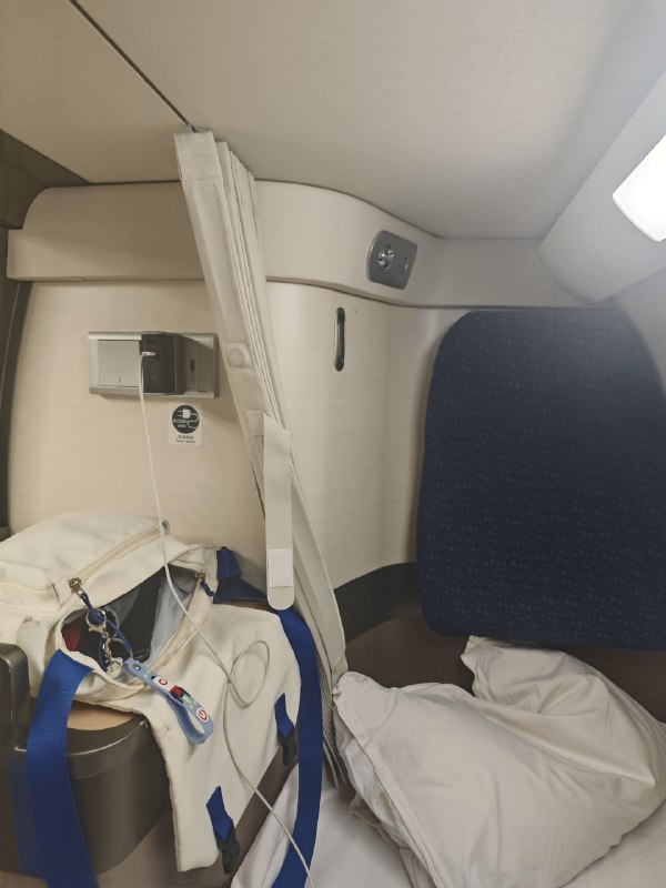 #碎碎念回深圳！纵向动卧真不赖啊（不枉我特意挑的这个动卧）俩人四个行李箱俩大包睡一觉起来就到深圳咯（p6是麦麦的西瓜麦旋风，还挺西瓜的）#碎碎念回深圳！纵向动卧真不赖啊（不枉我特意挑的这个动卧）俩人四个行李箱俩大包睡一觉起来就到深圳咯（p6是麦麦的西瓜麦旋风，还挺西瓜的）