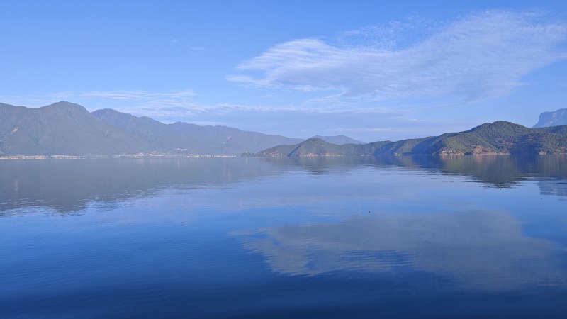 #碎碎念 #旅游 泸沽湖坐猪槽船ing 来得早水性杨花还没开，但是看到了日出~这个人好好笑www徕卡生动好艳啊突然感觉#碎碎念 #旅游 泸沽湖坐猪槽船ing 来得早水性杨花还没开，但是看到了日出~这个人好好笑www徕卡生动好艳啊突然感觉