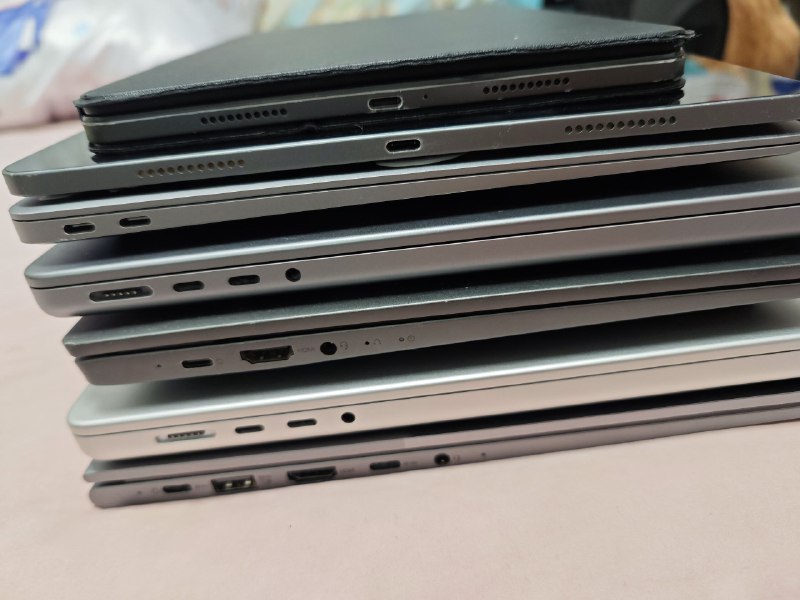 #碎碎念 #设备我跟妲喵（目前的）所有移动设备心血来潮叠叠高这要是都带出去真乃习武之人来电子大王猜猜由下到上都是什么摸具（？）#碎碎念 #设备我跟妲喵（目前的）所有移动设备心血来潮叠叠高这要是都带出去真乃习武之人来电子大王猜猜由下到上都是什么摸具（？）