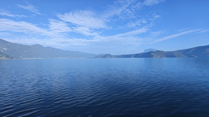 #碎碎念 #旅游 泸沽湖坐猪槽船ing 来得早水性杨花还没开，但是看到了日出~这个人好好笑www徕卡生动好艳啊突然感觉#碎碎念 #旅游 泸沽湖坐猪槽船ing 来得早水性杨花还没开，但是看到了日出~这个人好好笑www徕卡生动好艳啊突然感觉