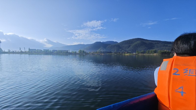 #碎碎念 #旅游 泸沽湖坐猪槽船ing 来得早水性杨花还没开，但是看到了日出~这个人好好笑www徕卡生动好艳啊突然感觉#碎碎念 #旅游 泸沽湖坐猪槽船ing 来得早水性杨花还没开，但是看到了日出~这个人好好笑www徕卡生动好艳啊突然感觉