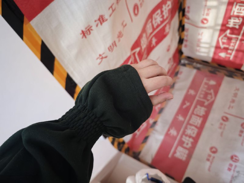 #碎碎念穿着洞洞鞋就出门！没错我天天穿洞洞鞋出门！洞洞鞋万岁！随手从老妈衣柜翻了一件给我的新衣服这个袖子真的很大！#碎碎念穿着洞洞鞋就出门！没错我天天穿洞洞鞋出门！洞洞鞋万岁！随手从老妈衣柜翻了一件给我的新衣服这个袖子真的很大！