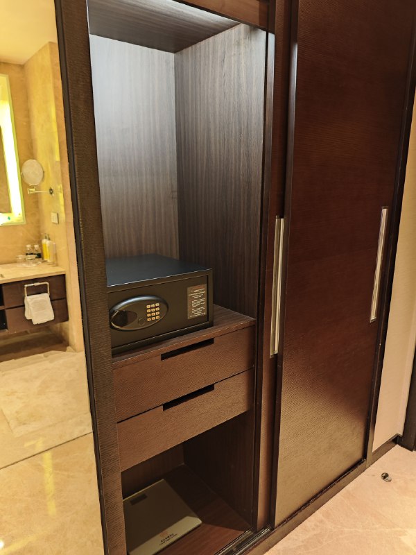 #碎碎念 #旅游商务酒店不得不品的三大操作：柜子里面放冰箱，柜子里面放保险箱，特别拉的风力不行的破吹风机