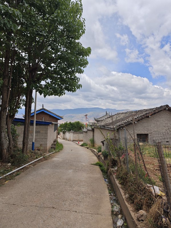 #碎碎念 #旅游 丽江好棒啊，阴天都这么蓝，爱了还没去古城，这只是机场附近的民宿，体验很棒不过这边山路是真崎岖，还好不用我开车#碎碎念 #旅游 丽江好棒啊，阴天都这么蓝，爱了还没去古城，这只是机场附近的民宿，体验很棒不过这边山路是真崎岖，还好不用我开车