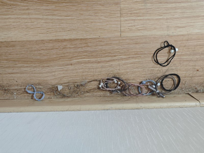 #碎碎念搬家清理床缝里一堆头绳，数了数有8个床缝真是吃头绳的怪物