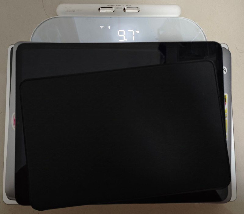 #碎碎念 #设备我跟妲喵（目前的）所有移动设备心血来潮叠叠高这要是都带出去真乃习武之人来电子大王猜猜由下到上都是什么摸具（？）#碎碎念 #设备我跟妲喵（目前的）所有移动设备心血来潮叠叠高这要是都带出去真乃习武之人来电子大王猜猜由下到上都是什么摸具（？）