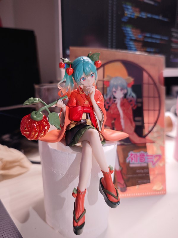 #碎碎念 #新手办《Miku 泡面压太多了怎么办》🤔这次收到的比较惨，袖子上有点溢胶（悲）不过整体还可以，挺可爱的